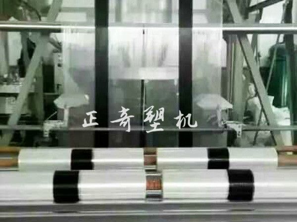 三層共擠黑白雙色地膜機組設備生產(chǎn)線(xiàn)